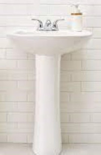 Pedestal sink with leg