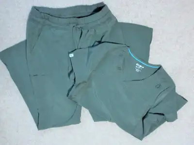 Scrub Star Scrub Set… top and bottom…Comfortable lightweight material with lots of pockets…in excell...