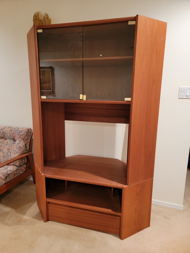 ⭐ Beautiful Vintage MCM Teak Bookcase Entertainment Cabinet in Bookcases & Shelving Units in Edmonton - Image 2