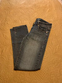 AMERICAN EAGLE SKINNY LOW RISE JEANS ! SIZE 10.  BRAMPTON !