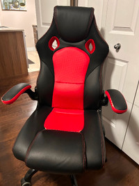 Chaise gaming rouge et noire .Un peu d’usure visible
