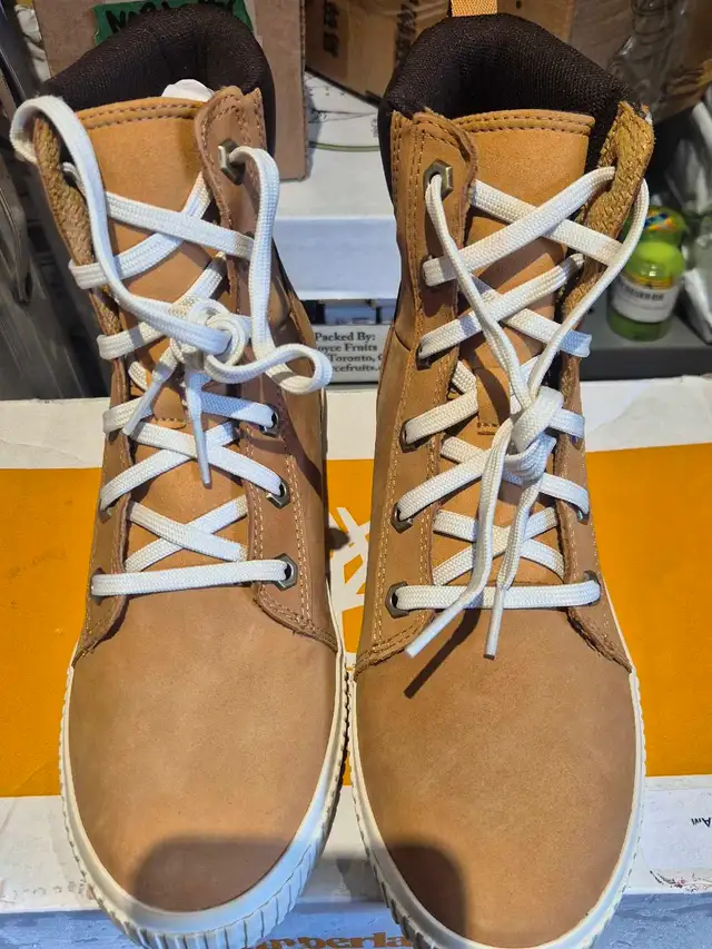 Timberlands Boots Womens 8.5  in Women's - Shoes in Mississauga / Peel Region - Image 7