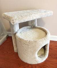 Luxury Kitty Condo with Perch in Like New condition