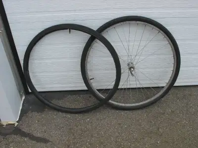 Roue avant 28 pouces &  2 pneus, View more