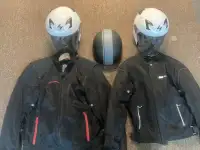 Casques et manteau de moto