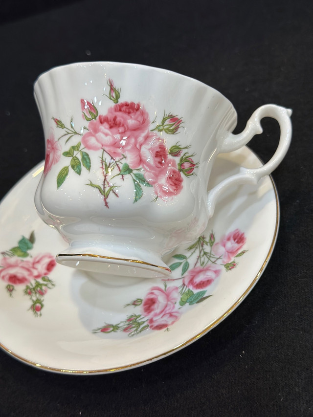 Royal Albert hand painted large rose tea cup & saucer  in Kitchen & Dining Wares in Oakville / Halton Region