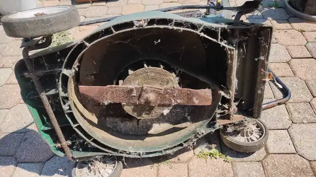 lawnmower for PARTS Yardworks See pics in Lawnmowers & Leaf Blowers in Mississauga / Peel Region - Image 2