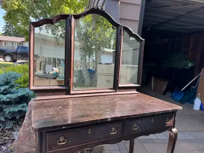Vintage Antique Vanity Just waiting to be refinished. Vanity: 40.5 inches Wide 20.5 inches Deep 29.5...