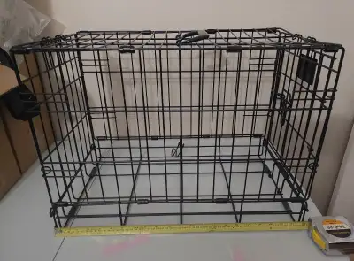 Cage pour petit animaux en bon état, a très peu servi. Une porte. Avec poignée pour transport facile...