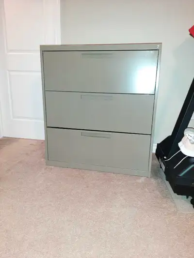 3- drawer locking filling cabnet. Comes with 2 keys.