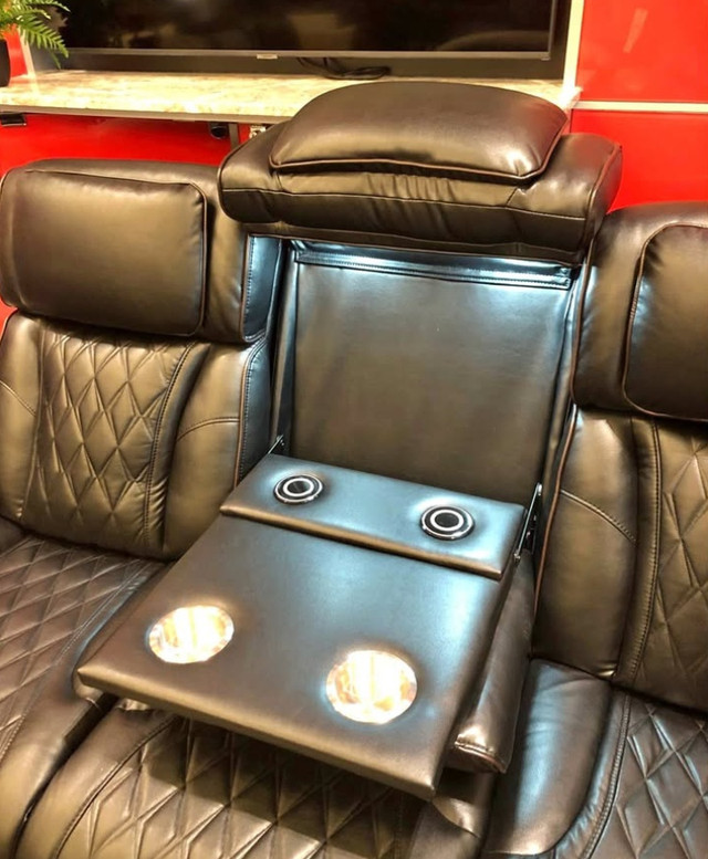 Recliner sofa in Chairs & Recliners in Oakville / Halton Region - Image 2