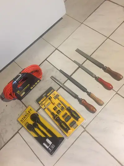 L’ensemble cliquer Stanley neuf :70$ pas de taxes.Ou l’ensemble tournevis dewalt et kit cliquettes s...