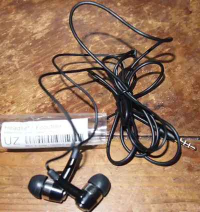 Samsung Genuine Earbuds Headset with Inline Mic Earphones, View more