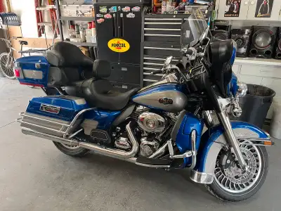 For sale 2009 Harley Davidson ultra classic blue and silver 96 in.³ or 1584cc motor, six speed trans...