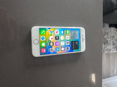 Unlocked 64GB iPhone 8 Smartphone - Silver- 10/10 Condition www.TheLaptopShop.ca Excellent condition...