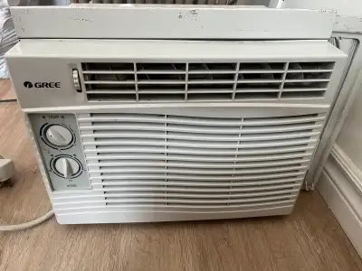 climatiseur de fenêtre+ flexiglass compris, View more
