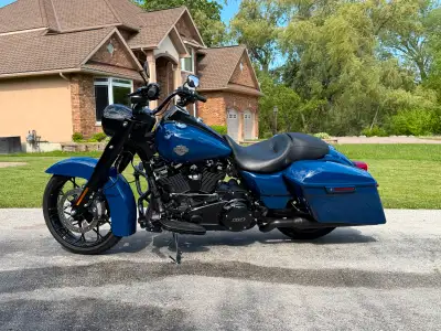 Selling my 2023 Harley-Davidson Road King Special 114 with only 7,875 km. Beautiful bright blue pain...