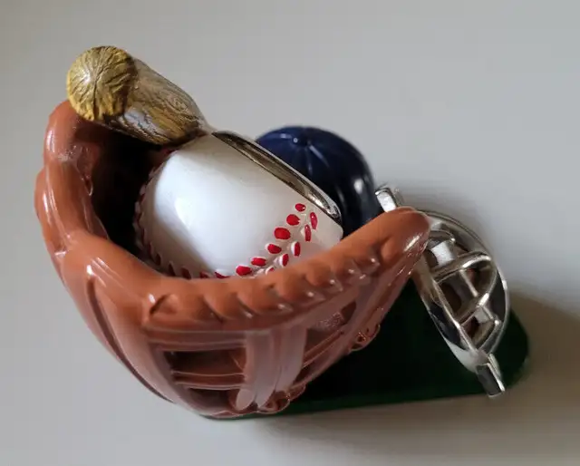 Vintage Baseball Diamond with Bat Glove Ball Mask Hat Desk Clock in Arts & Collectibles in Oshawa / Durham Region - Image 4