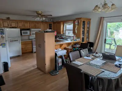 I ONLY rent to Students or Young professionals working full time. Large private room on ground floor...