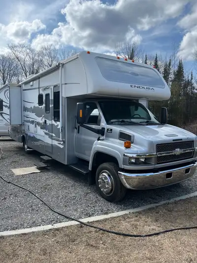 2005 Endura , 35’. rare find , they call it the original Super C , built on the C5500 chassis with 8...