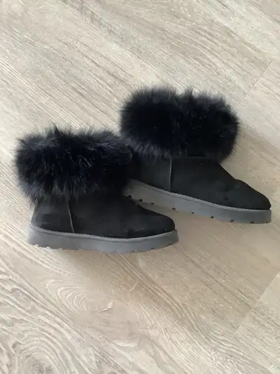 Black suede with fake fur Worn once Comfortable and warm