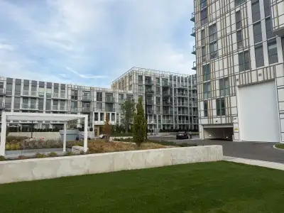 Excellent condition 1 yr old unit in Oakville. 1Bedroom + Den+ 2 Washrooms. 10’ ceiling in all rooms...