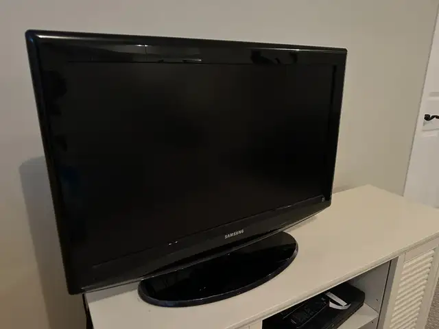 Samsung 32" LCD tv in TVs in Ottawa - Image 3