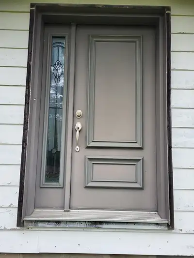 Porte avec latéral de couleur taupe - dimension totale de 52 1/8 po. X 82 1/2 po. - Prix $150. Porte...