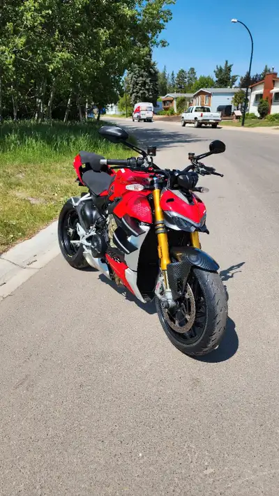 Up for sale is my 2020 Ducati SF V4S with 10k kms on the clock. Fully serviced : New battery, Fresh...