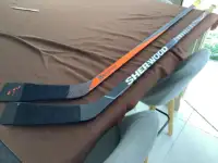 2 bâtons de hockey 62 po de haut