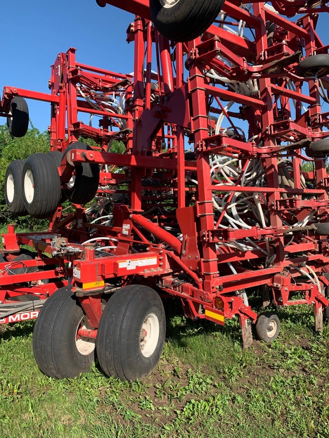 Morris C2 John Deere 1910 550 tbh cart Farming Equipment Nipawin