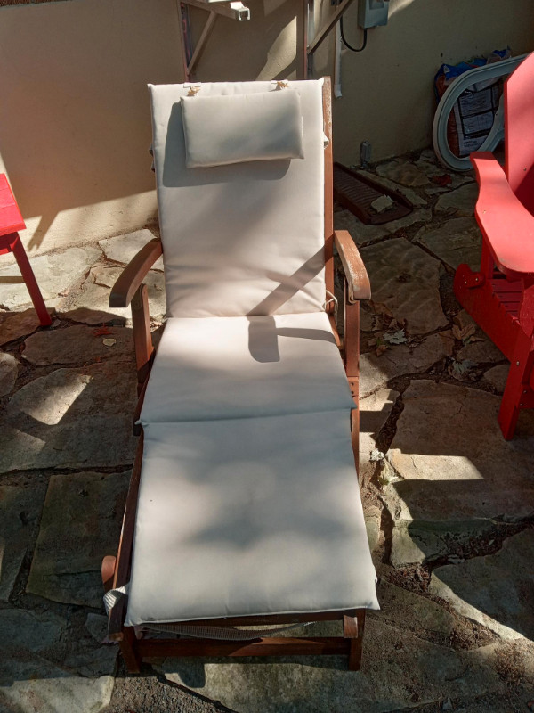 Chaise longue en teck avec coussin dans Mobilier pour terrasse et jardin  à Laval/Rive Nord