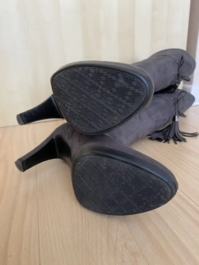 Grey faux suede boots - size 7 in Women's - Shoes in City of Toronto - Image 6