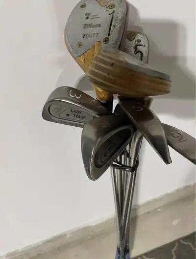 Vintage golf clubs. *If the ad is up it’s available* Pick up in Tuscany.