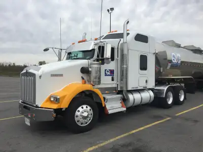 I am selling my 2006 Kenworth T800 highway tractor, a reliable workhorse ready for the long haul! Th...