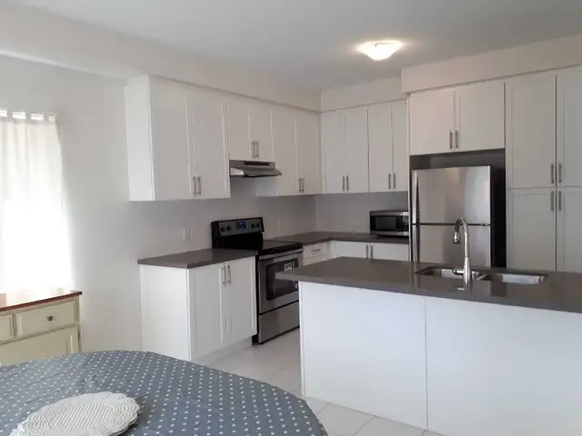 Ensuite bedroom for rent in Bowmanville $1,100 in Room Rentals & Roommates in Oshawa / Durham Region - Image 6