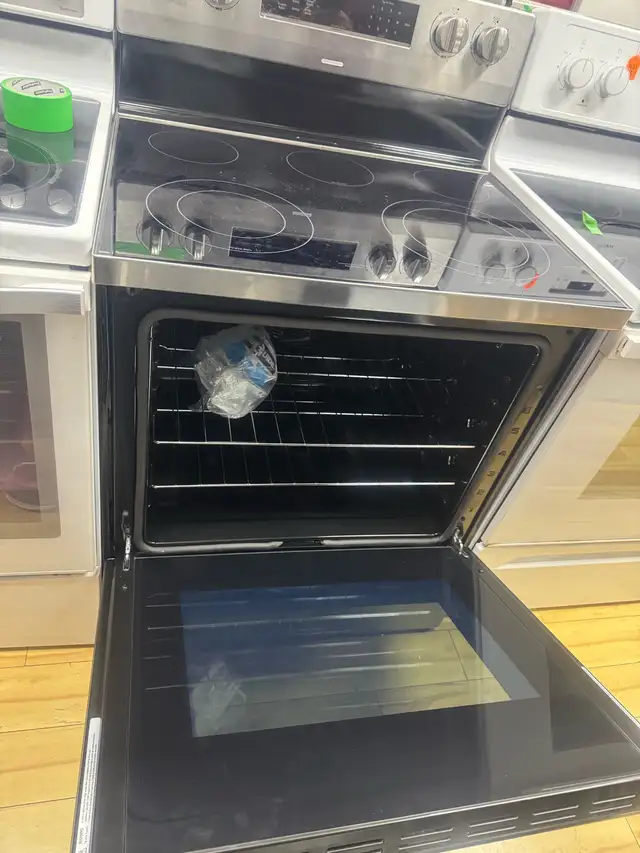 Maytag Electric Range in Stoves, Ovens & Ranges in Laval / North Shore - Image 3