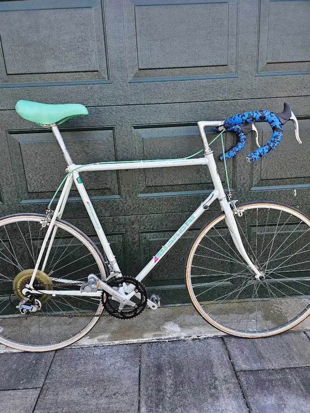 Bianchi Strada LX road bike  in Road in City of Toronto - Image 2