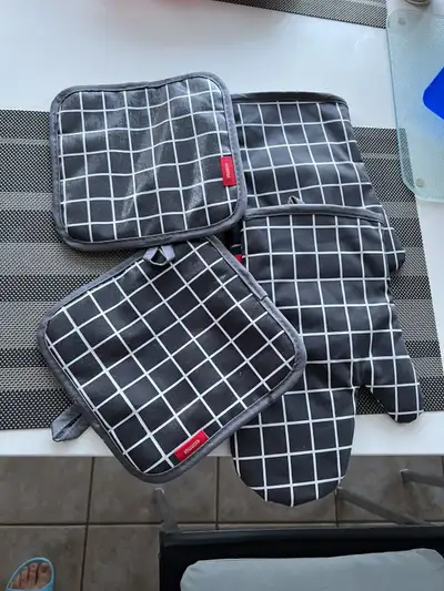 New Oven Mitts & Pot Set, View more