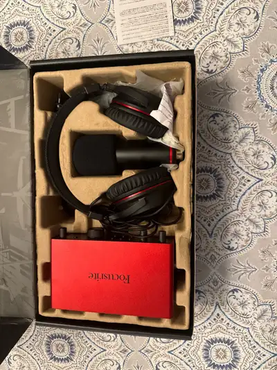 Interface audio Focusrite Scarlett 2i2 Studio 4th Gen (nouvelle génération) à vendre — état presque...
