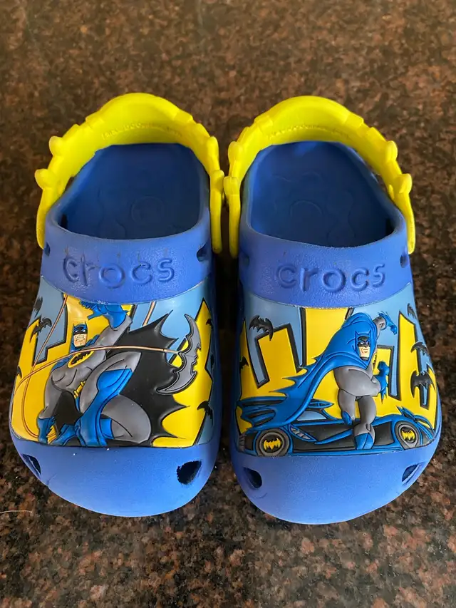 Crocs Batman shoes toddler size 8/9 in Kids & Youth in Ottawa - Image 8