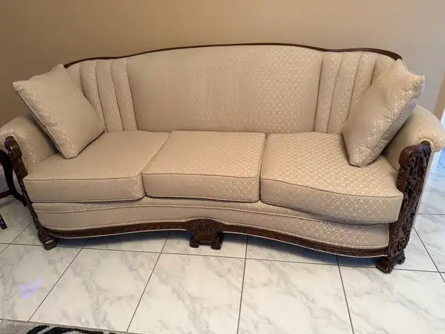Antique wood couch in Couches & Futons in Mississauga / Peel Region - Image 2