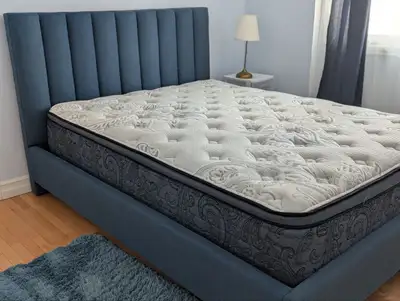 Premium innerspring mattress in pristine condition! Medium firmness with BluTek Gel memory foam, tem...