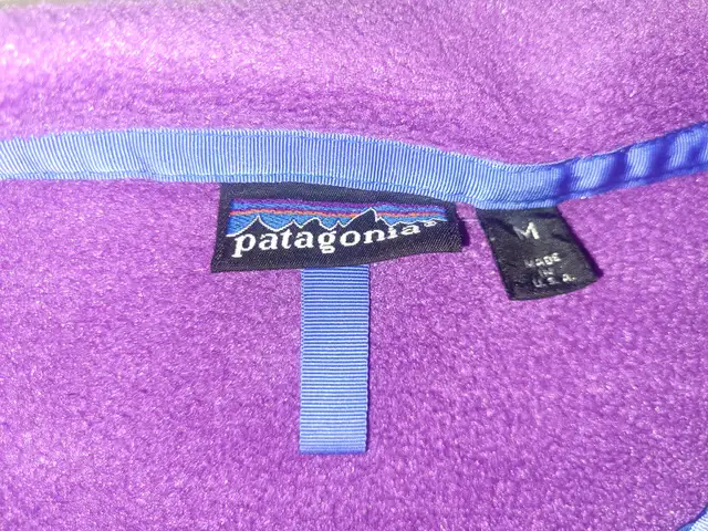 Patagonia fleece vest A-XL / Hoodie A-M / shirt A-XL in Arts & Collectibles in Red Deer - Image 10
