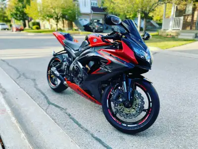 Selling my 2008 Suzuki Gsxr 750 with alot of custom parts. Bike has less then 63/km. Rides literally...