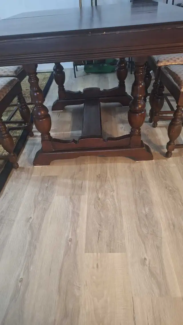 Real wood dining table set with 5 chairs in Dining Tables & Sets in Mississauga / Peel Region - Image 3