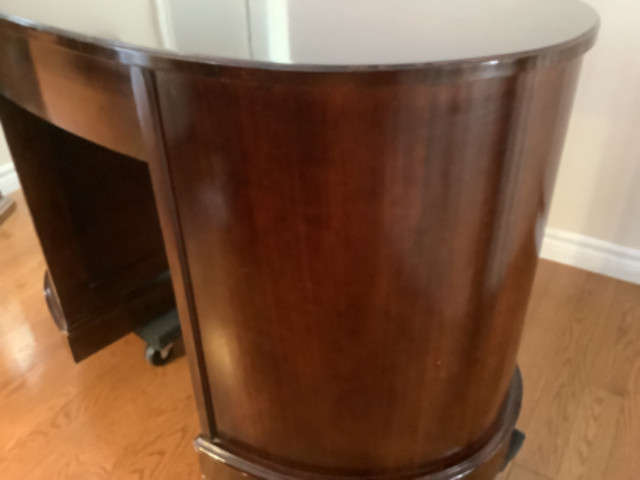 Antique Mahogany Kidney Shaped Desk in Desks in Owen Sound - Image 3