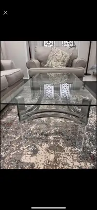 Coffee table / Cocktail table