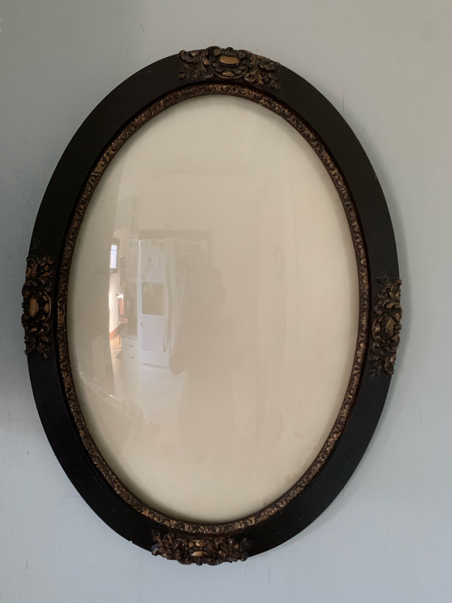 Antique oval frame ,  convex glass in Arts & Collectibles in Thunder Bay