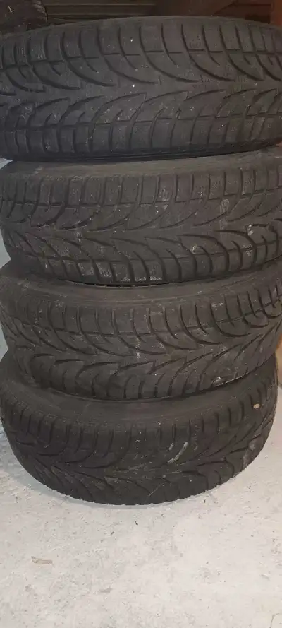 Winter tires have some tread left 215 70R 16 Bolt pattern is for Kia sportage or Hyundai